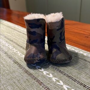 UGG NWOT Camouflage Baby Booties with Fur Lining -Size 0/1